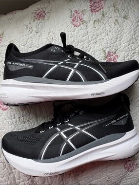 NWT Asics Gel-Kayano 31 EXtra Wide  men’s Running Shoes - Black & White size 8